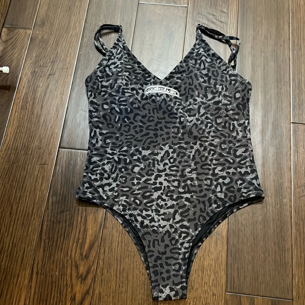 NWT Quiksilver cheetah swimsuit size Large